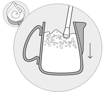 02 Frothe milk; the container needs to be lowered slightly («stretching»)