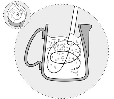 03 Schaum mit Milch vermischen durch Kreisbewegungen der Milch («Rollen»)